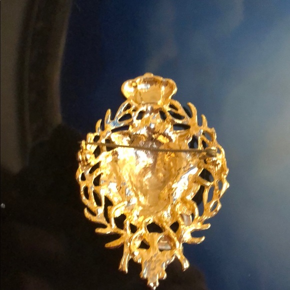 Regal lion Brooch with Rhinestone diamonds - Picture 2 of 4